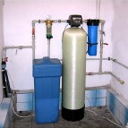 Очистка воды производится при помощи: фильтра грубой очистки воды, фильтра умягчителя воды, фильтра тонкой очистки воды. Система очистки воды размещена в одном из помещений подвала коттеджа.