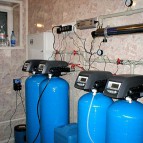 В состав оборудования системы очистки воды входят: осадочный механический фильтр-колонна, насос-дозатор, фильтр очистки воды от железа, фильтр умягчитель, сорбционный угольный фильтр-колонна, фильтр тонкой очистки воды, ультрафиолетовый стерилизатор для обеззараживания воды. Анализ воды из скважины выявил очень плохое её качество. 
