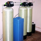 Состав системы водоподготовки: фильтр обезжелезиватель, фильтр умягчитель, сорбционный угольный фильтр-колонна. Канализация и ввод воды в дом - за стеной.