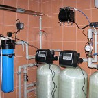 Особенностью компоновки данной схемы водоподготовки является наличие системы аэрации для безреагентной очистки воды от железа. В состав оборудования для водоподготовки входит: аэратор, фильтр обезжелезиватель, фильтр умягчитель, фильтр тонкой очистки воды, ультрафиолетовый стерилизатор для обеззараживания воды. Оборудование системы водоподготовки размещено в служебном помещении подвала.