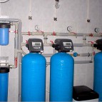 Водоподготовка выполняется при помощи осадочного засыпного механического фильтра-колонны, фильтра умягчителя воды, угольного фильтра и 2-х фильтров тонкой очистки.