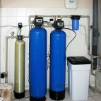 Данная система очистки воды состоит из аэратора (напорная колонна с компрессором), фильтра обезжелезивания воды BIRM, фильтра умягчителя воды и фильтра тонкой очистки. Реализована схема безреагентной очистки воды от железа.