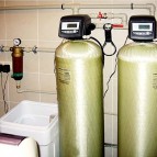 В состав системы водоочистки входит: фильтр грубой очистки, фильтр очистки воды от железа, фильтр умягчитель воды. Оборудование для водоподготовки установлено в топочной.